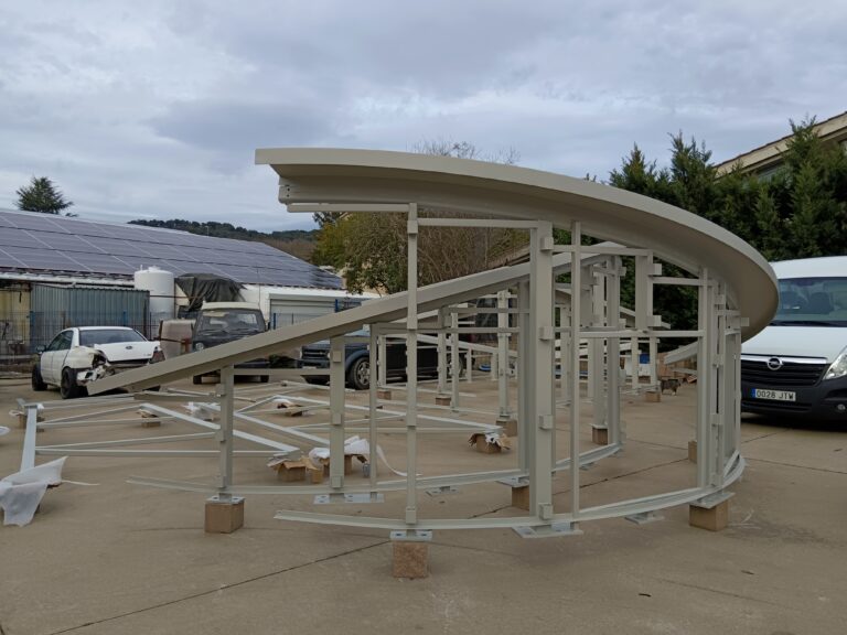 Barnizado de muebles con acabado brillante